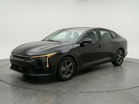 Used 2025 Kia K4 LXS image 3