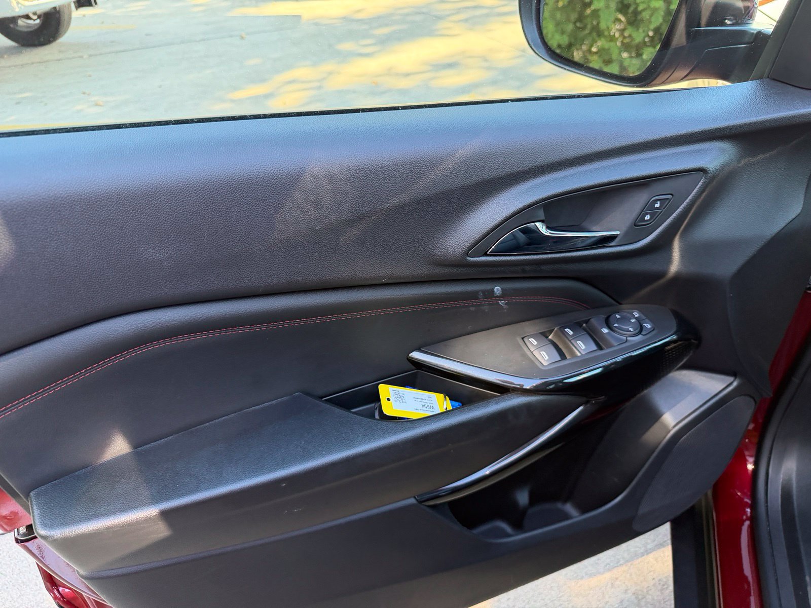 Used 2025 Chevrolet Trax RS w/ Sunroof Package FWD image 9