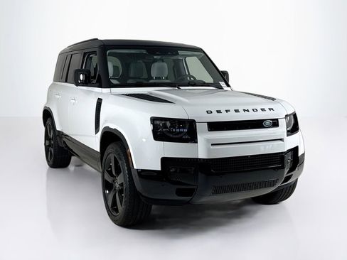 Used 2025 Land Rover Defender 110 X-Dynamic SE image 7