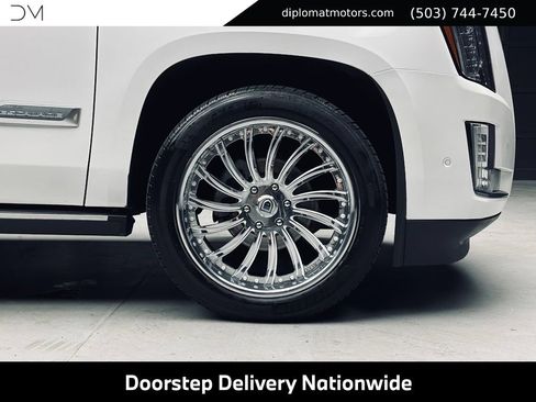 Used 2017 Cadillac Escalade ESV Platinum AWD/4WD image 54