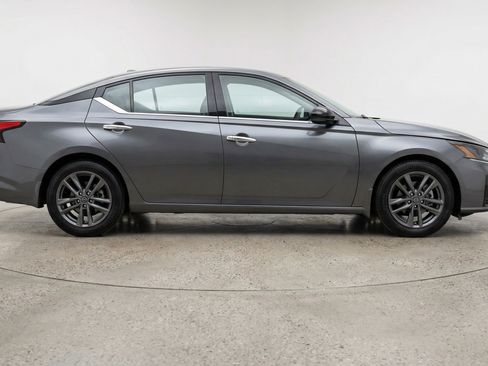 Used 2025 Nissan Altima 2.5 SV FWD image 11