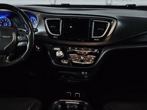 Used 2020 Chrysler Pacifica Touring-L Plus FWD image 9