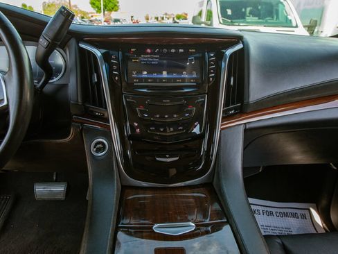 Used 2016 Cadillac Escalade Luxury AWD/4WD image 14