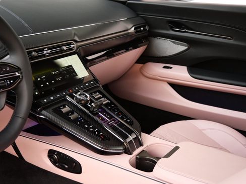 Used 2025 Aston Martin V8 Vantage Coupe image 19