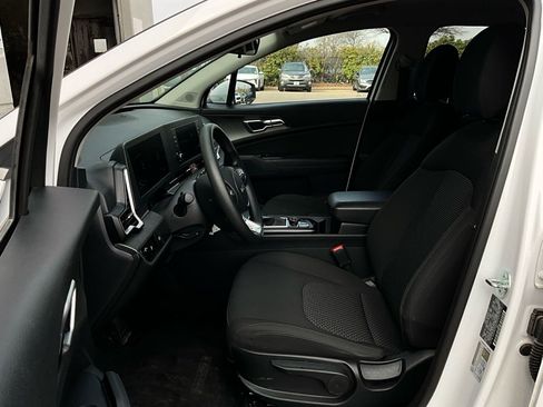 Used 2025 Kia Sportage LX image 10