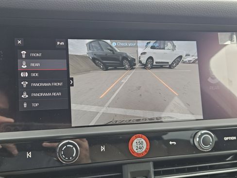 Used 2025 Porsche Macan image 18