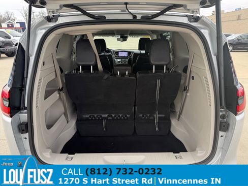 Used 2023 Chrysler Pacifica Touring-L image 9