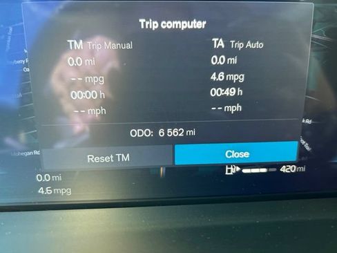 Certified 2025 Volvo XC40 B5 Plus AWD/4WD image 23