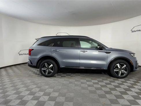 Certified 2022 Kia Sorento S w/ Panoramic Sunroof Package image 9
