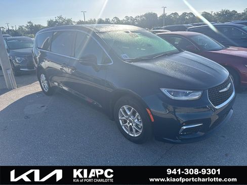 Used 2024 Chrysler Pacifica Touring image 1