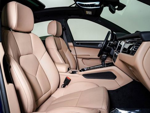 Certified 2025 Porsche Macan image 15