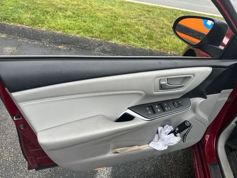 Used 2017 Toyota Camry XLE FWD image 13