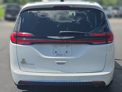 Used 2024 Chrysler Pacifica Touring-L FWD image 6