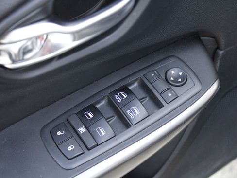 Used 2019 Jeep Cherokee Latitude Plus w/ Comfort/Convenience Group AWD/4WD image 12