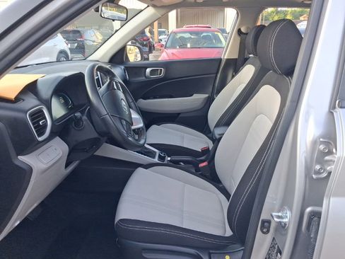Used 2025 Hyundai Venue SEL FWD image 3