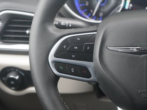Used 2024 Chrysler Pacifica Touring-L FWD image 14