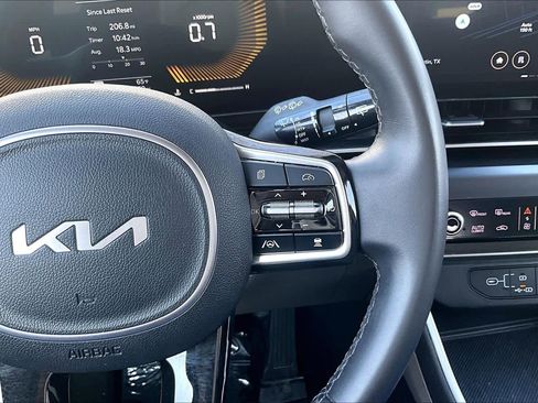 Used 2025 Kia Carnival image 22