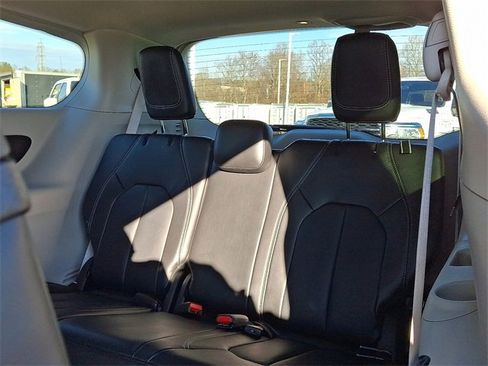 Used 2024 Chrysler Pacifica Touring-L image 9