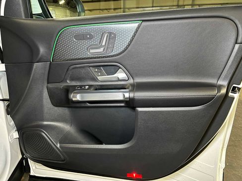 Used 2025 Mercedes-Benz GLB 250 4MATIC image 10
