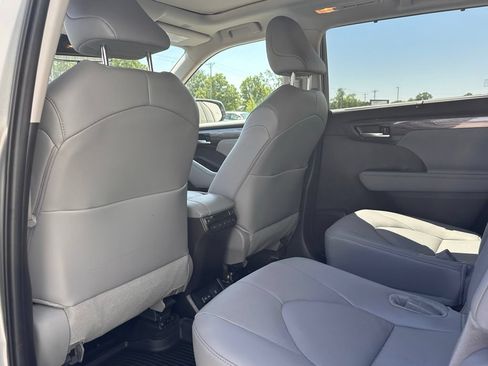 Used 2024 Toyota Highlander Platinum AWD/4WD image 15