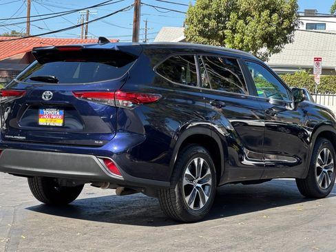 Used 2023 Toyota Highlander XLE image 4