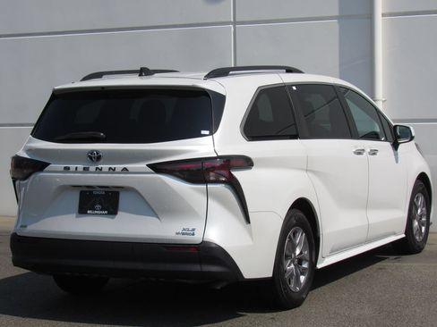 Used 2023 Toyota Sienna XLE w/ XLE Plus Package AWD/4WD image 6