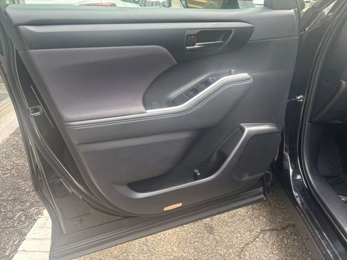 Used 2025 Toyota Highlander LE FWD image 18