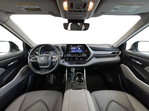 Used 2022 Toyota Highlander XLE AWD/4WD image 17