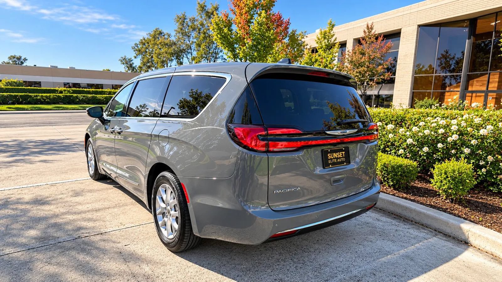 Used 2025 Chrysler Pacifica Select FWD image 5