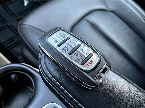 Used 2024 Chrysler Pacifica Touring-L FWD image 38