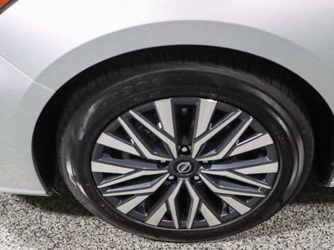 Used 2024 Nissan Altima 2.5 SV image 11