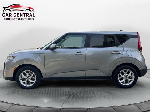 Used 2022 Kia Soul LX w/ Technology Package image 2
