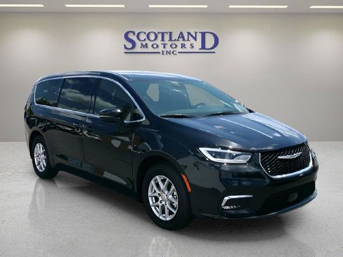 Used 2025 Chrysler Pacifica Select FWD image 4