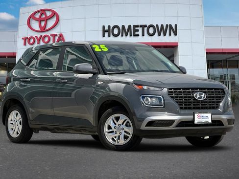 Used 2025 Hyundai Venue SE FWD image 2