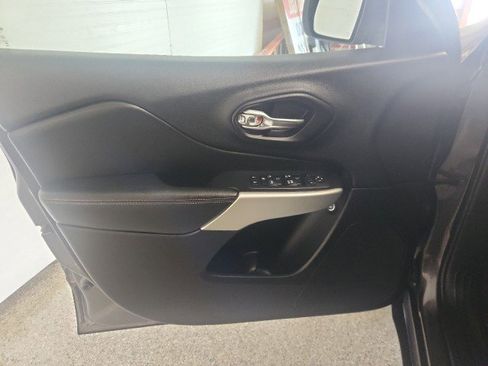 Used 2018 Jeep Cherokee Latitude Plus w/ Comfort/Convenience Group image 15