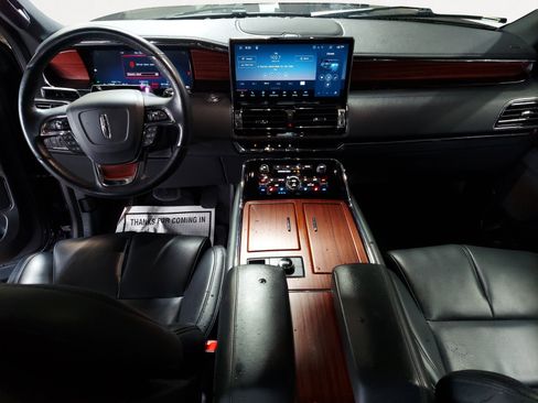 Used 2024 Lincoln Navigator Premiere AWD/4WD image 3