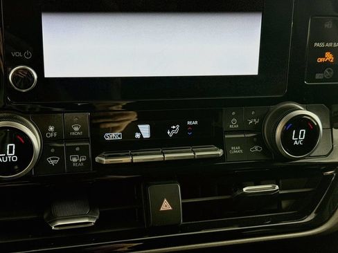 Used 2023 Toyota Highlander LE AWD/4WD image 16