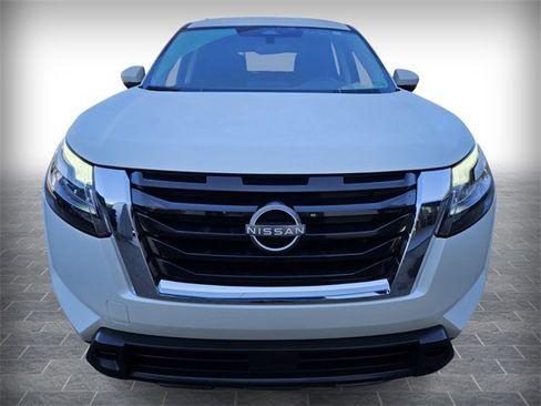 Used 2022 Nissan Pathfinder SV w/ SV Premium Package image 2