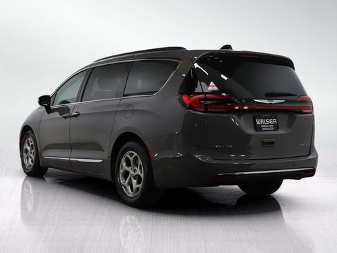 Used 2023 Chrysler Pacifica Limited FWD image 3