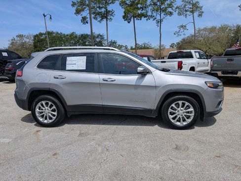 Used 2019 Jeep Cherokee Latitude w/ Popular Appearance Group FWD image 2