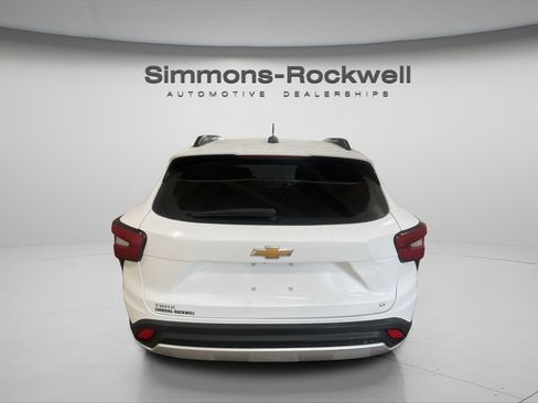 Used 2025 Chevrolet Trax LT w/ LT Convenience Package image 6