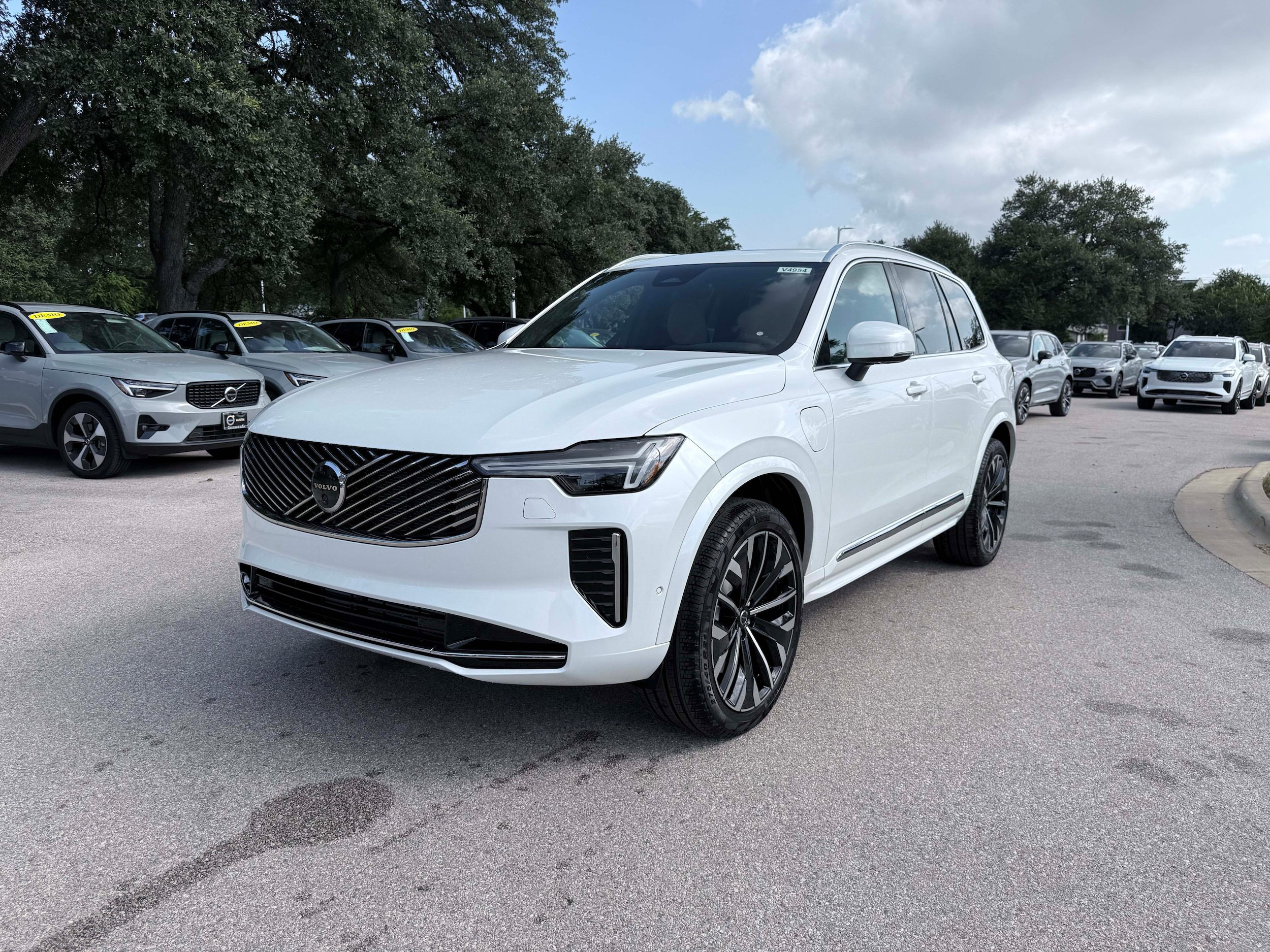 New 2026 Volvo XC90 T8 Plus w/ Protection Package Premier AWD/4WD image 2