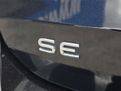 Used 2025 Volkswagen Taos SE image 5