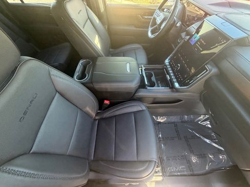 Used 2025 GMC Yukon XL Denali AWD/4WD image 11