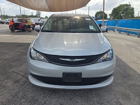 Used 2023 Chrysler Voyager LX FWD image 2