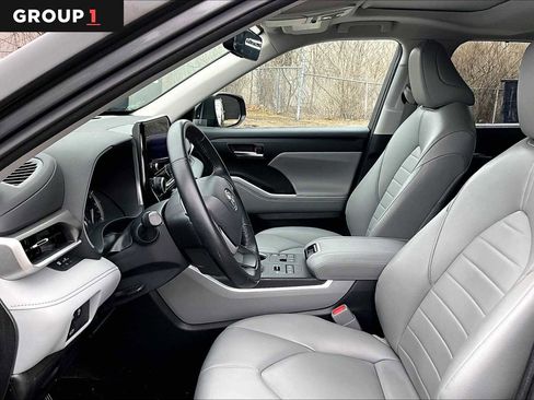 Used 2023 Toyota Highlander XLE image 8