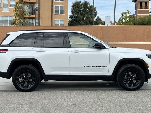New 2025 Jeep Grand Cherokee Altitude image 3