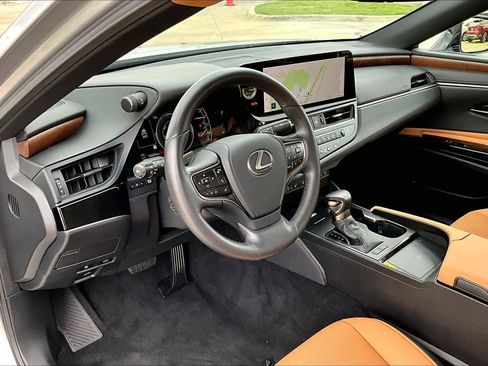 Used 2025 Lexus ES 300h w/ Premium Package image 18