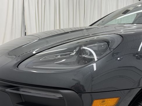 Certified 2025 Porsche Macan image 17