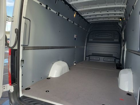 Used 2025 Mercedes-Benz Sprinter 2500 image 14